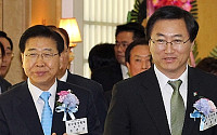 [포토]철의 날 기념행사 참석하는 최중경 장관·정준양 회장