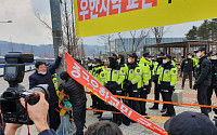 [포토] '우한 교민 반대' 현수막 철거하는 진천 주민들