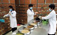 중국, 신종 코로나 환자들 치료제 찾기 ‘사활’