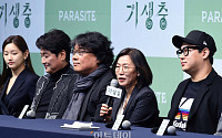 [포토] 취재진 질문 답하는 곽신애 대표