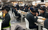 '사회적 거리두기' 동참한 재계…재택근무 연장ㆍ사내식당 가림막 설치