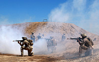 이라크 미군기지, 15발 넘는 로켓포 공격당해…미군 장병 포함 3명 사망