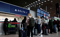 “이틀 안에 미국 가자”…유럽 공항, 미국행 여행객들로 장사진