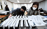 [포토] 투표지분류기 시험운영하는 서울시선관위 관계자들