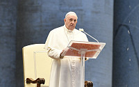 교황, 텅 빈 성베드로광장서 “인류 구원하소서” 기도…바티칸 “교황, 코로나19 안 걸려”