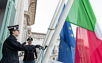 이탈리아, 코로나19로 1만 명 사망…전국 조기게양으로 사망자 추모 ‘슬픔의 물결’