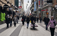 '사회적 거리두기' 없는 스웨덴…집단 면역 방식 고수한다