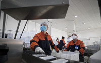 중국, 처음으로 코로나 사망자 ‘제로’…러시아 접경 지역서 확진자 급증 비상