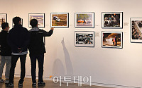 [포토] 제56회 한국보도사진전 관람객들