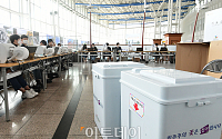 [포토] 사전투표 하루 앞둔 서울역