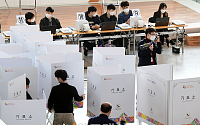 [포토] 사전투표 앞두고 분주한 서울역