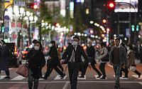 일본, ‘천 마스크 2장’ 배포 비용 5200억원…비판 고조