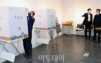 [포토] 황교안 지적에 가림막 설치하는 투표소 관계자