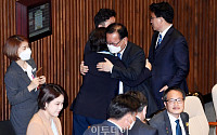 [포토] 동료 의원들과 인사하는 김부겸 의원