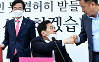 [포토] 주먹인사하는 심재철-김영환