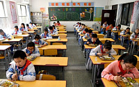 코로나 종식 단계 중국, 2억6000명 학교로...“하루 체온 4번 검사, 점심은 혼자”