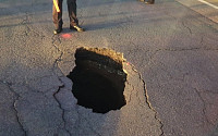 부산 싱크홀, 도로 한복판에 깊이 2m 구멍 발생…다행히 2차 피해 없어