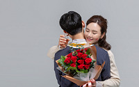 '만 19세' 2001년생 축하하는 '2020년 성년의 날'…장미·향수·키스 선물하는 이유는?
