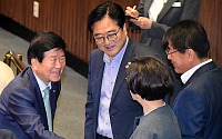 [포토] 축하받는 박병석 국회의장 후보