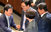 [포토] 20대 마지막 본회의, 축하받는 박병석 국회의장 후보