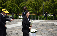 봉하마을 찾은 한명숙, '정치자금 수수 결백' 입장 거듭 확인