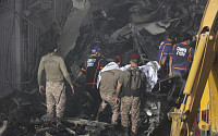 파키스탄 여객기 추락으로 97명 사망…2명 생존 기적