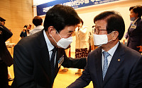[포토] 박병석 의원 축하하는 김진표 의원