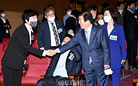 [포토] 김영주 의원과 악수하는 박병석 의원