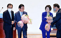 [포토] 꽃다발 받는 박병석-김상희 의원
