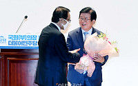 [포토] 이해찬 대표에게 꽃다발 받는 박병석 의원