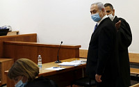 네타냐후 이스라엘 총리, 비리사건 재판 시작…부패 혐의로 법정에 서