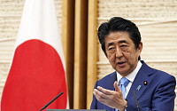 아베, 일본 코로나 확진자 수 급증에도 “긴급사태 선언 상황 아냐”