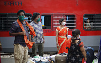 인도, ‘경제 살리기’가 더 급해…코로나19 감염자 증가에도 봉쇄 단계적 완화