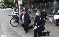 무릎 꿇은 경찰관들…미국 흑인 사망 시위에 동참