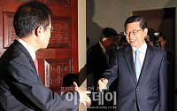 [포토]반갑게 인사하는 홍준표 대표와 김황식 총리