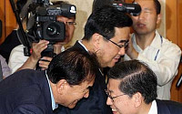[포토]악수 나누는 김황식 총리와 이재오 특임장관