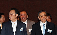 [포토]조찬회 참석하는 김동수 위원장과 사공일 회장