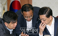 [포토]회의자료 검토하는 김황식 총리