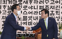 [포토] 악수하는 박병석 의장-주호영 원내대표