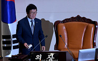 [포토] 본회의장 들어서는 박병석 의장