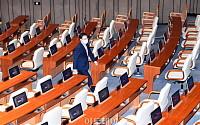 [포토] 홀로 본회의 참석한 김성원 통합당 부대표