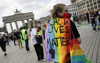 독일서 ‘인종차별 반대’ 인간사슬 시위...코로나19 재확산 우려