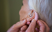부모님 보청기, 가격·디자인보다 '맞춤형'