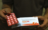 미국 FDA, ‘트럼프 권장’ 말라리아약 긴급 사용승인 철회…“코로나19에 효과 없어”