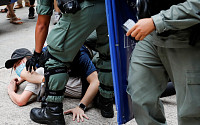 홍콩보안법 시행 첫날 약 370명 체포…15세 소녀도 잡아가