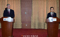 [포토] 기자회견하는 조세영-비건