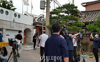 [포토] 박원순 서울시장 실종 소식에 몰려든 취재진…경찰, 공관 앞에 폴리스라인 설치