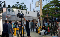박원순 공관 앞 무거운 분위기…서울시 직원들 모여 상황 주시