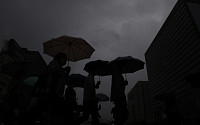 [일기예보] 오늘 날씨, 전국 흐리고 대부분 지역에서 비·일부 지역 호우특보…'서울 낮 26도' &quot;서울 오전 미세먼지 좋음&quot;