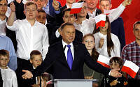 폴란드 두다 대통령, 대선 출구조사서 0.8%포인트 차 우위